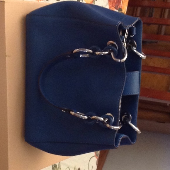 Michael Kors Handbags - MIchael  Kors Cynthia Leather Bag